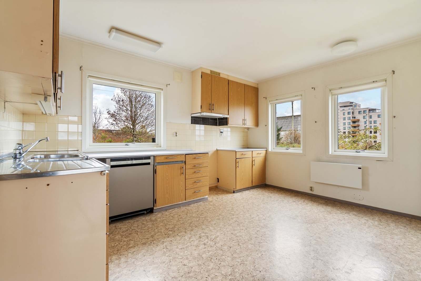 Romslig kjøkken med godt lysinnslipp Galleribilde