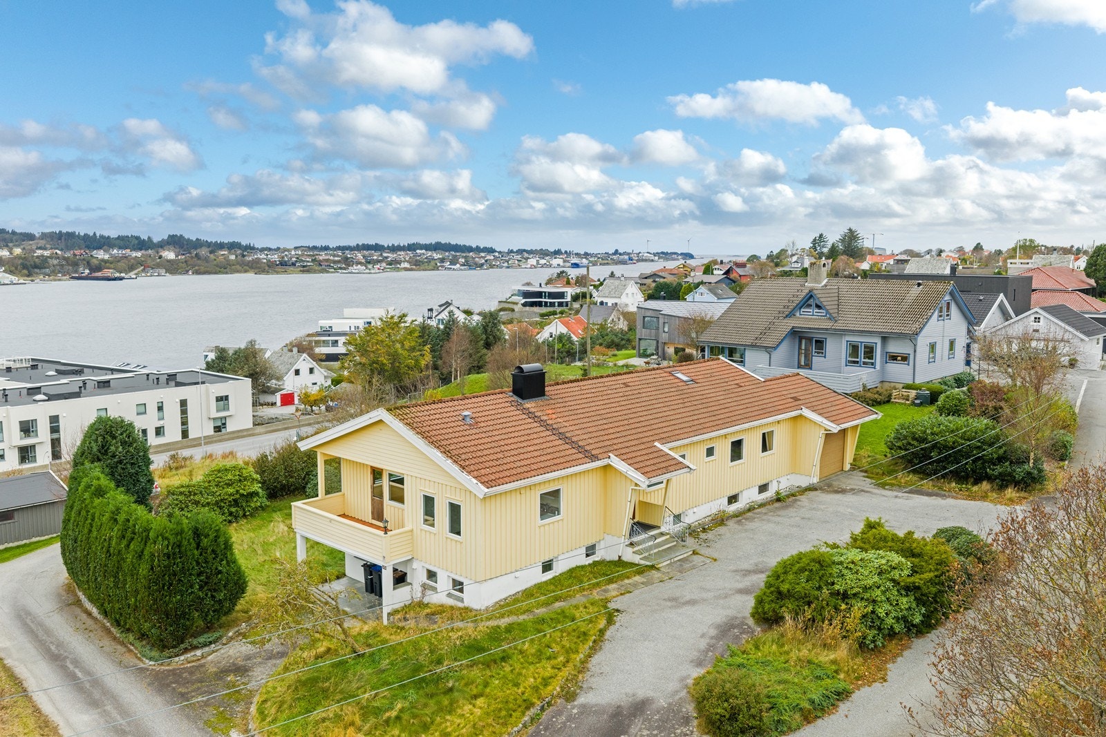 Nydelig beliggende på et høydedrag Galleribilde