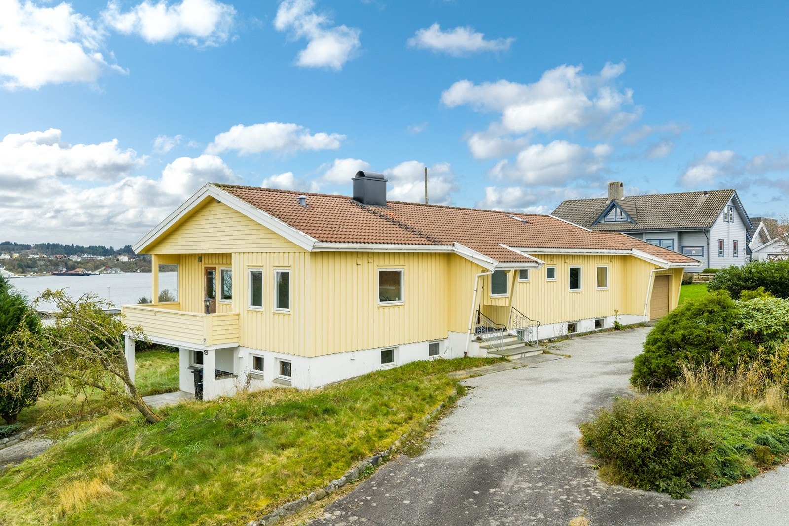 Asfaltert innkjørsel og gårdsplass Galleribilde