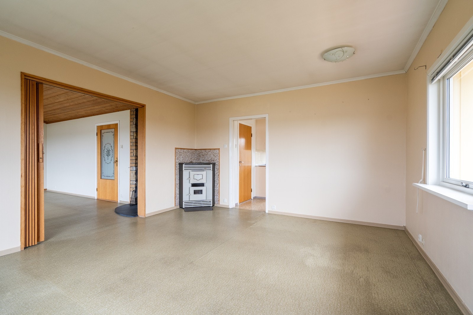 Kamin i spisestuen og vedovn i stuen Galleribilde