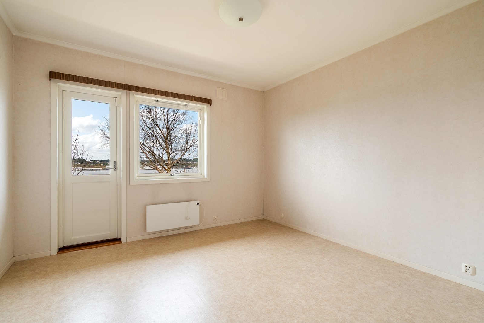 Soverom med utgang til altan Galleribilde