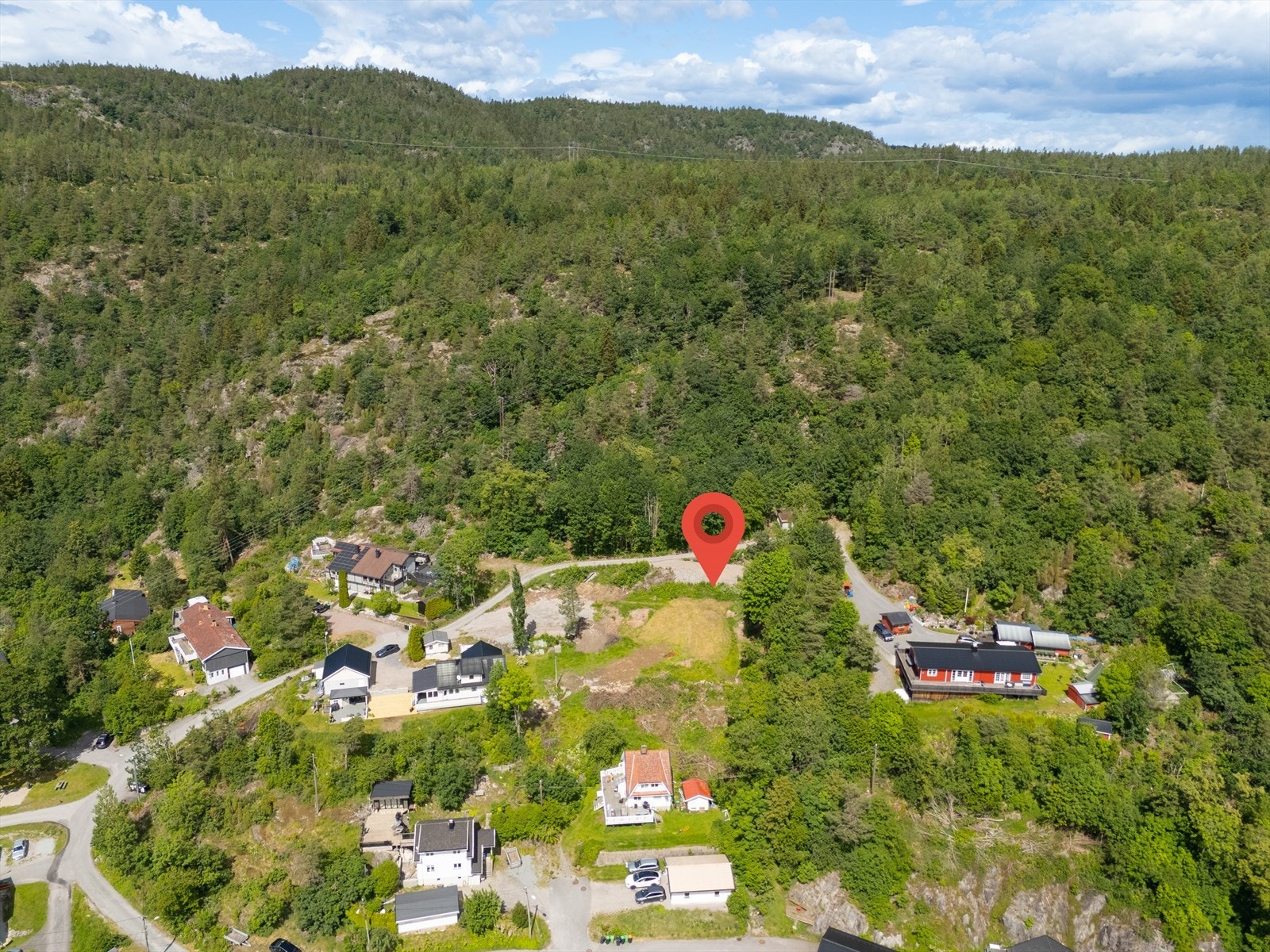 Fra boligfeltet er det ca. 5 kvm til Porsgrunn sentrum med kafèer, restauranter og arrangementer, samt DownTown kjøpesenter og Porsgrunn stasjon med gode tog- og bussforbindelser. Galleribilde