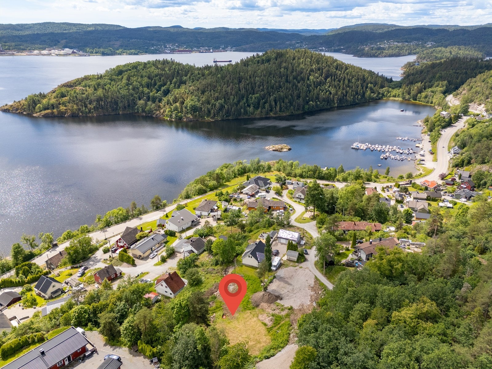 Eiendommen ligger fint til i et hyggelig lite boligfelt på Flakvarp i Skien, like ved kommunegrensen til Porsgrunn.
Boligfeltet har en nydelig beliggenhet i naturskjønne omgivelser omgitt av skog med fine turstier og fjorden med bade- og fiskemuligheter. Galleribilde