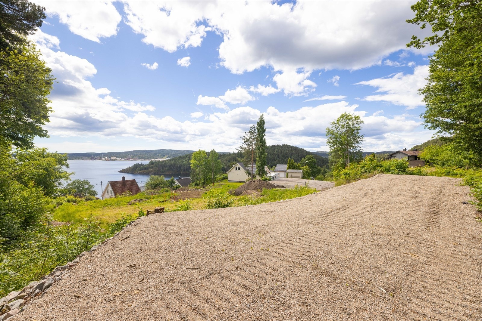 Selger opplyser i egenerklæringsskjema at det er "Innkjøring /parkering til eiendom." Det kan etter avtale bli enighet om adkomst over nabotomt. Galleribilde