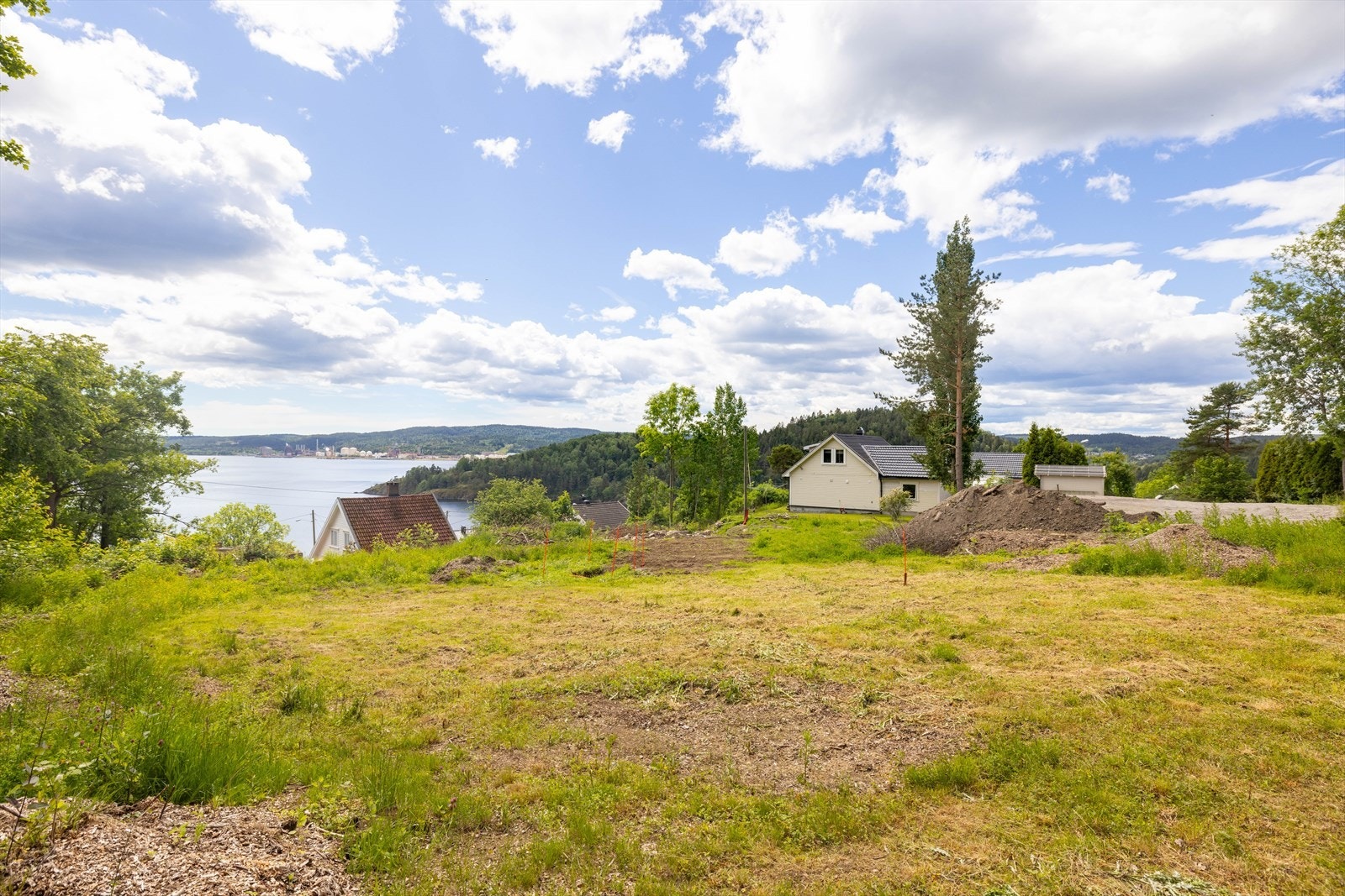 Selger opplyser: "Vi med Flakvarp Vel, er i dialog med Skien kommune om oppgradering/utbedring av adkomsten til området. Ser positivt ut i den saken". Galleribilde