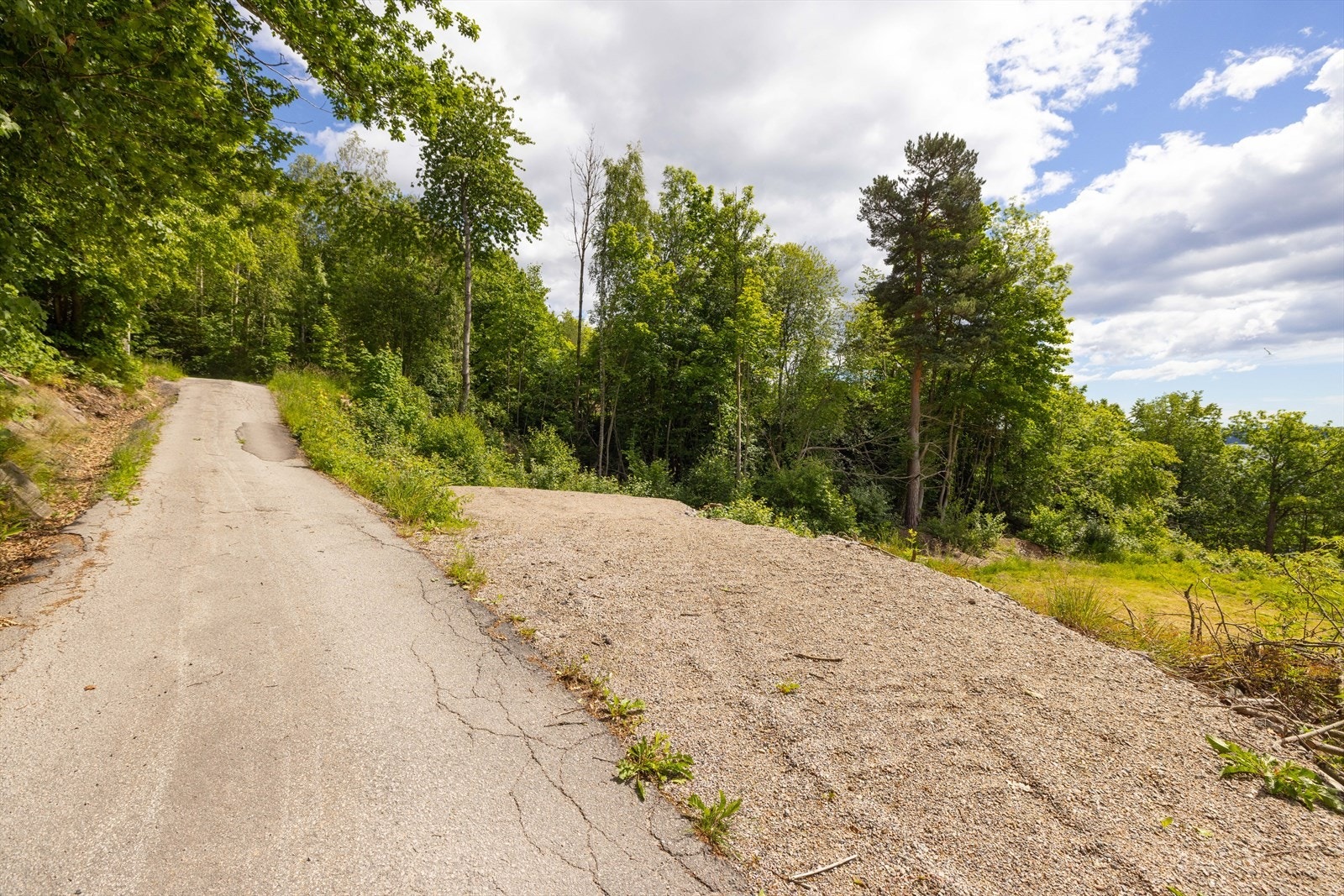 Vegen stopper her, kun èn nabo innerst. Tilgang til rødmerka turløype herfra. Galleribilde