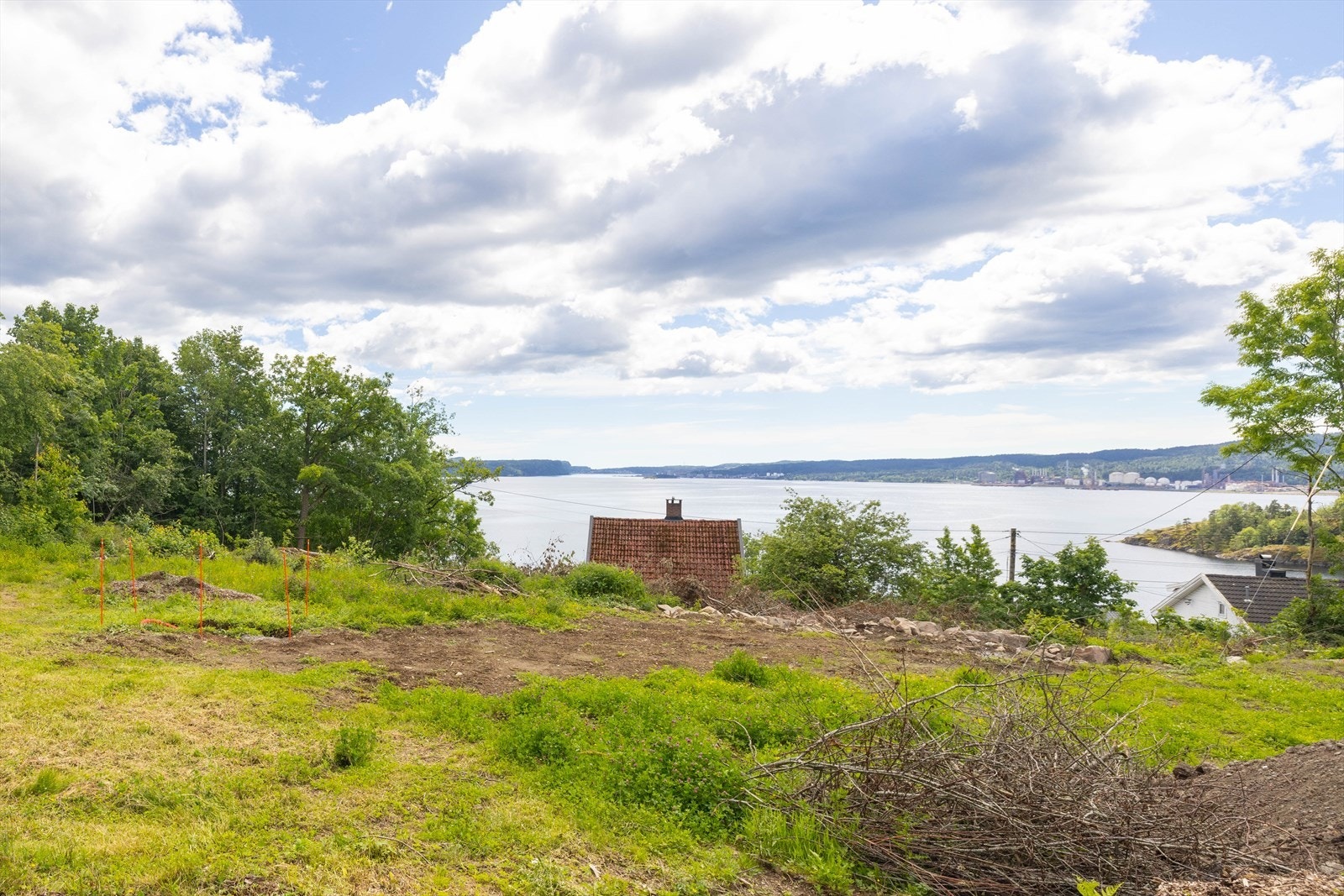 Eiendomsmegler Espen Thoresen presenterer tomt i Flakvarplia! Eiendommen har fin beliggenhet høyt i boligfeltet med nydelig utsikt mot Frierfjorden! Galleribilde