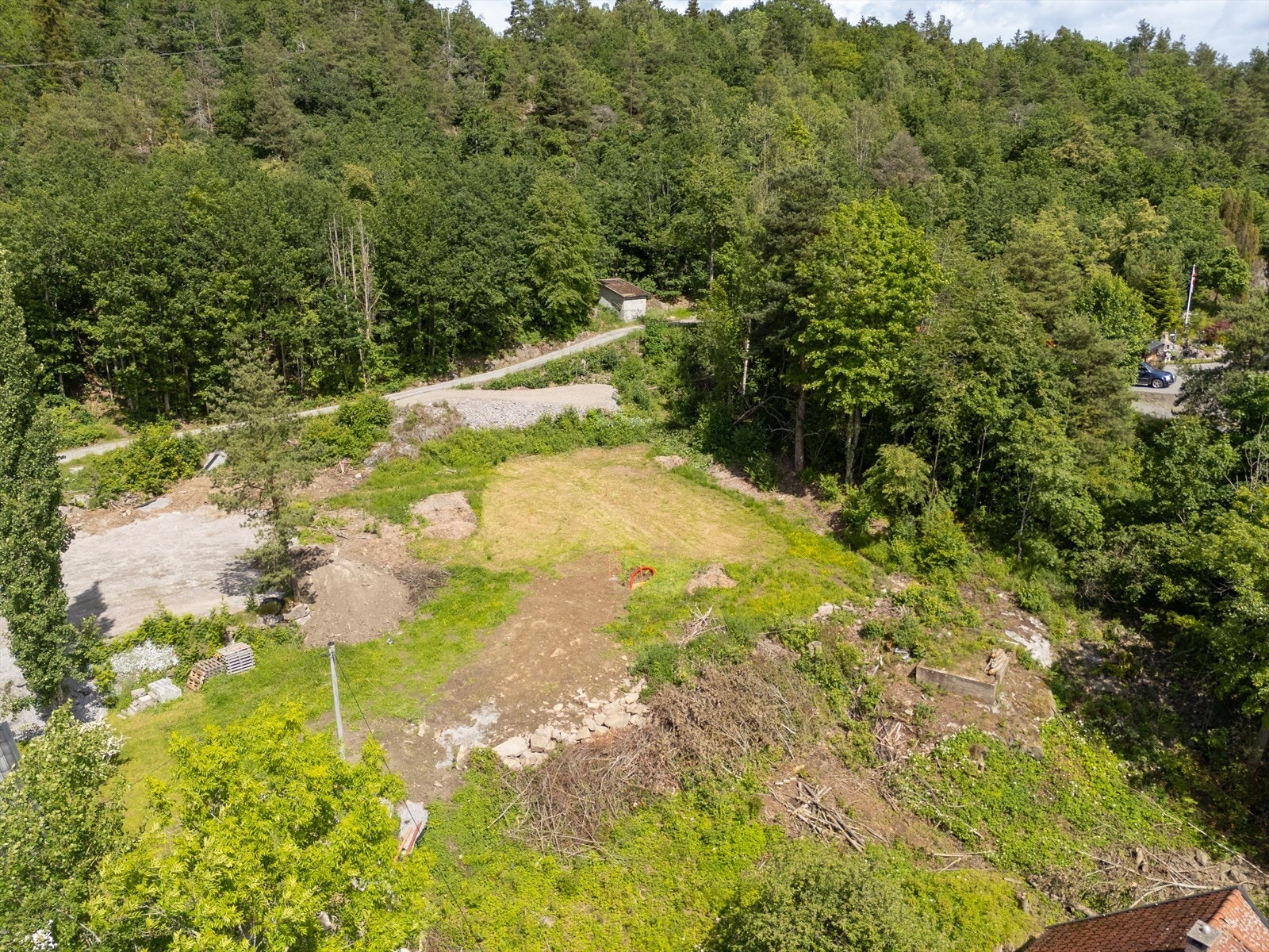 Selger opplyser at arbeidet med grøft for strøm, avløp og fiber allerede er utført.
Det er lagt avløpsrør fra tomtegrense mot kommunal kum. Mye klart for ny eier. Galleribilde