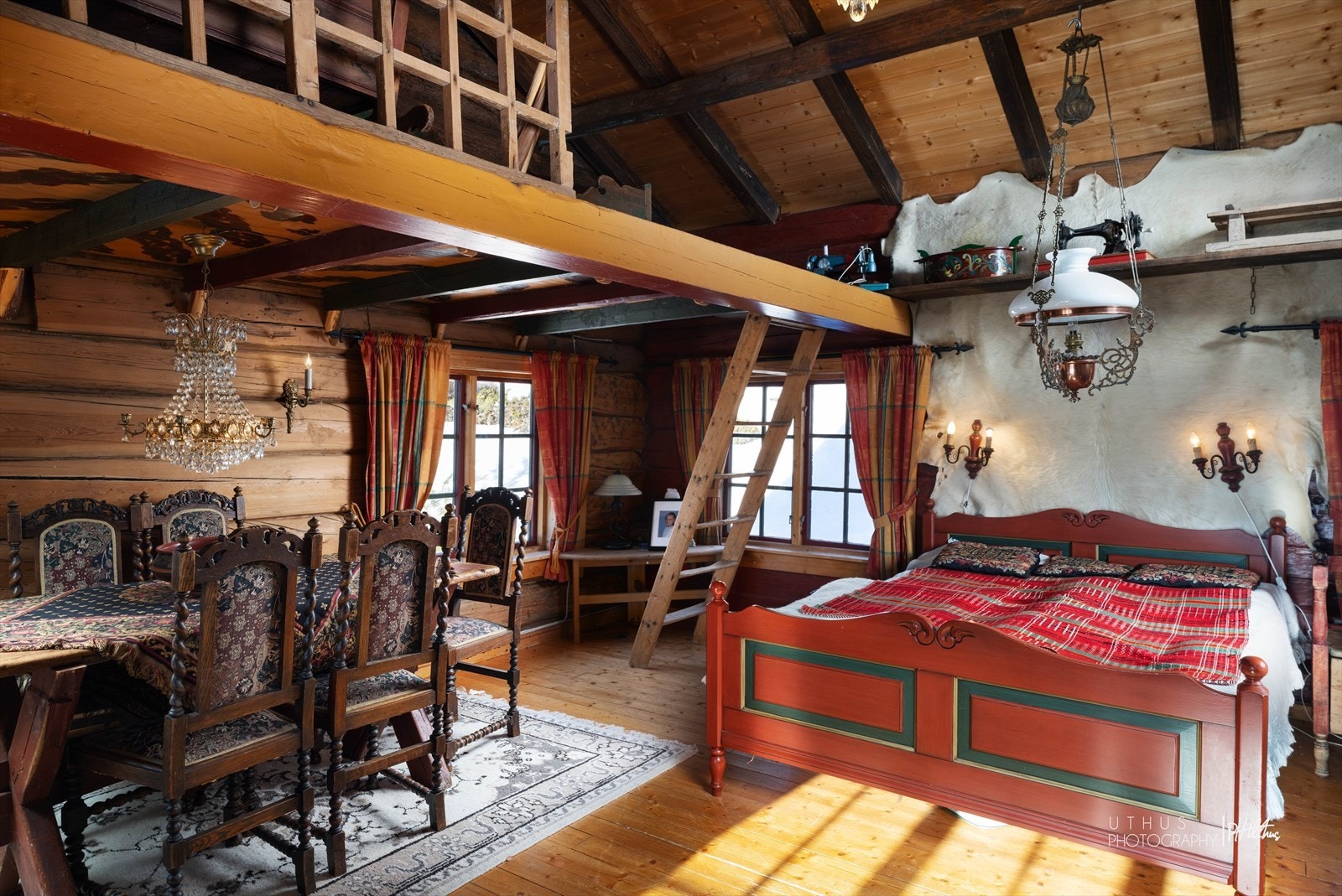 Stua er av god størrelse. Her er det god plass til sofaseksjon og stort spisebord. Galleribilde