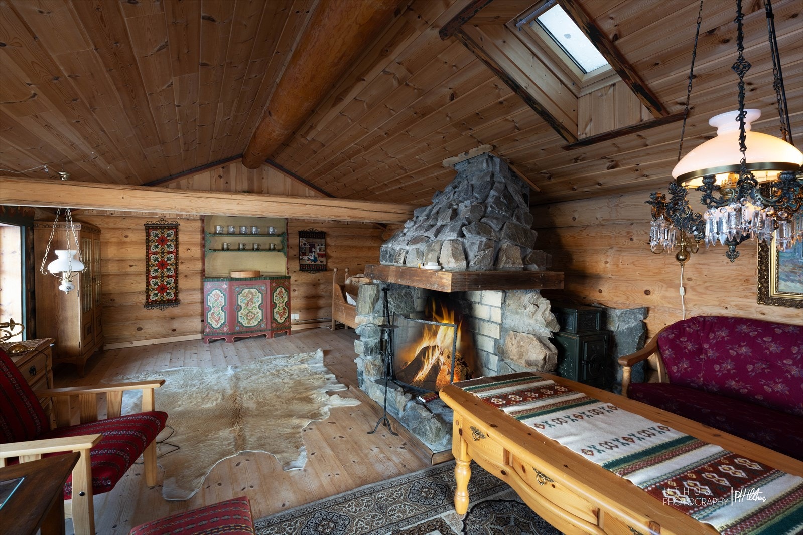 Annekset er av god størrelse og har en stor og flott peis. Galleribilde