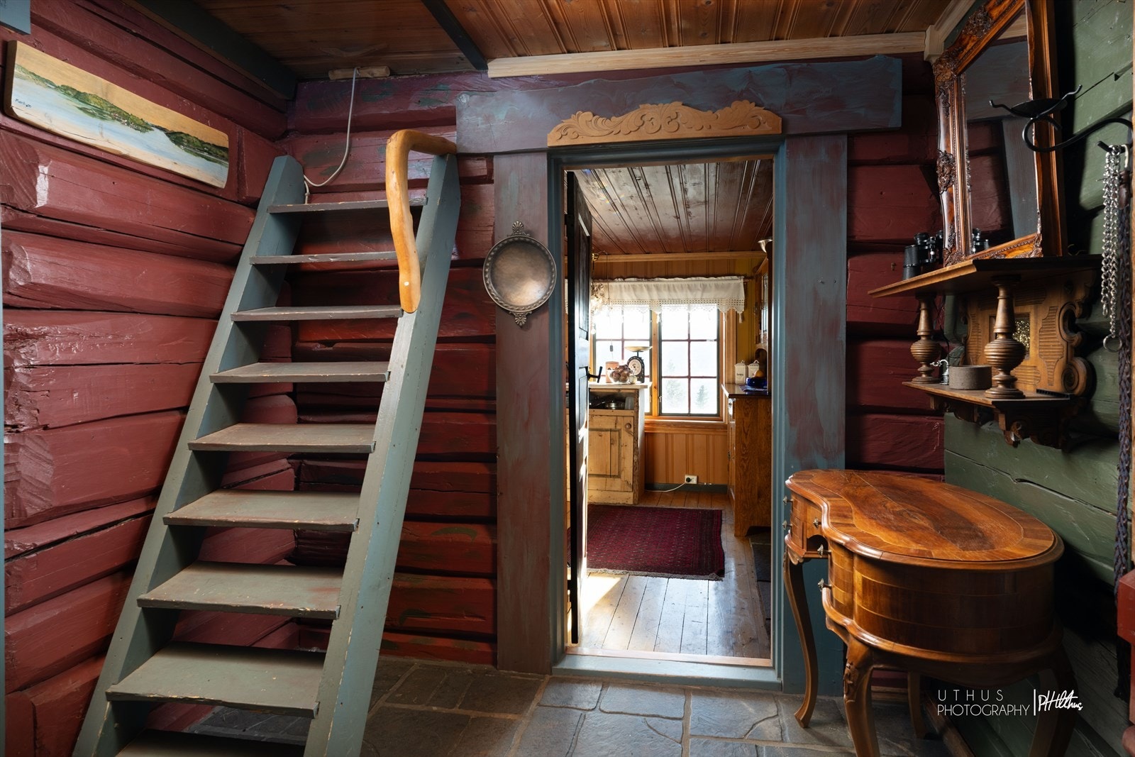 Gang og trapp opp til hems. Galleribilde