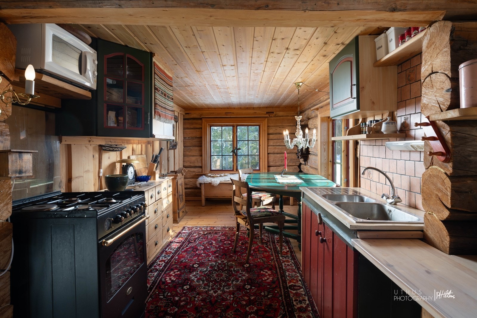 Kjøkkenet er av god størrelse. Her er det rikelig med vinduer som gir naturlig lys. Galleribilde