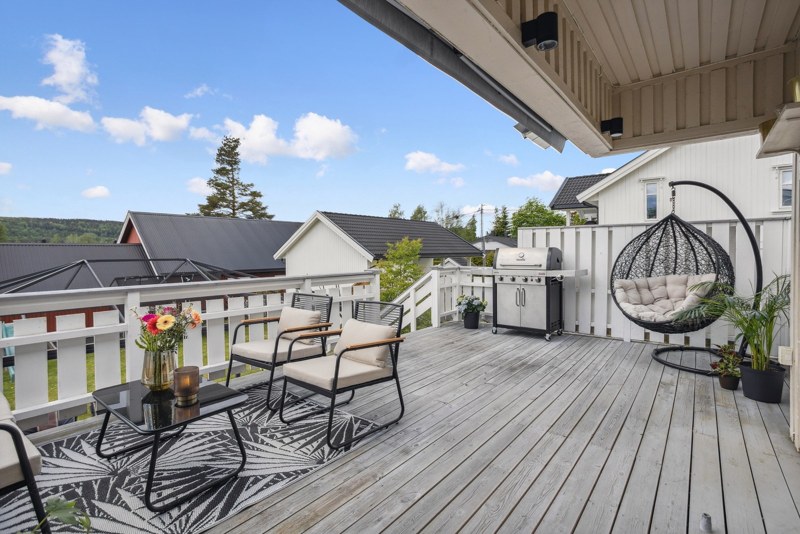 Den solrike terrassen ut fra stua. Terrassen er delvis overbygget, har downlights i himling og har i tillegg terrassemarkise Galleribilde