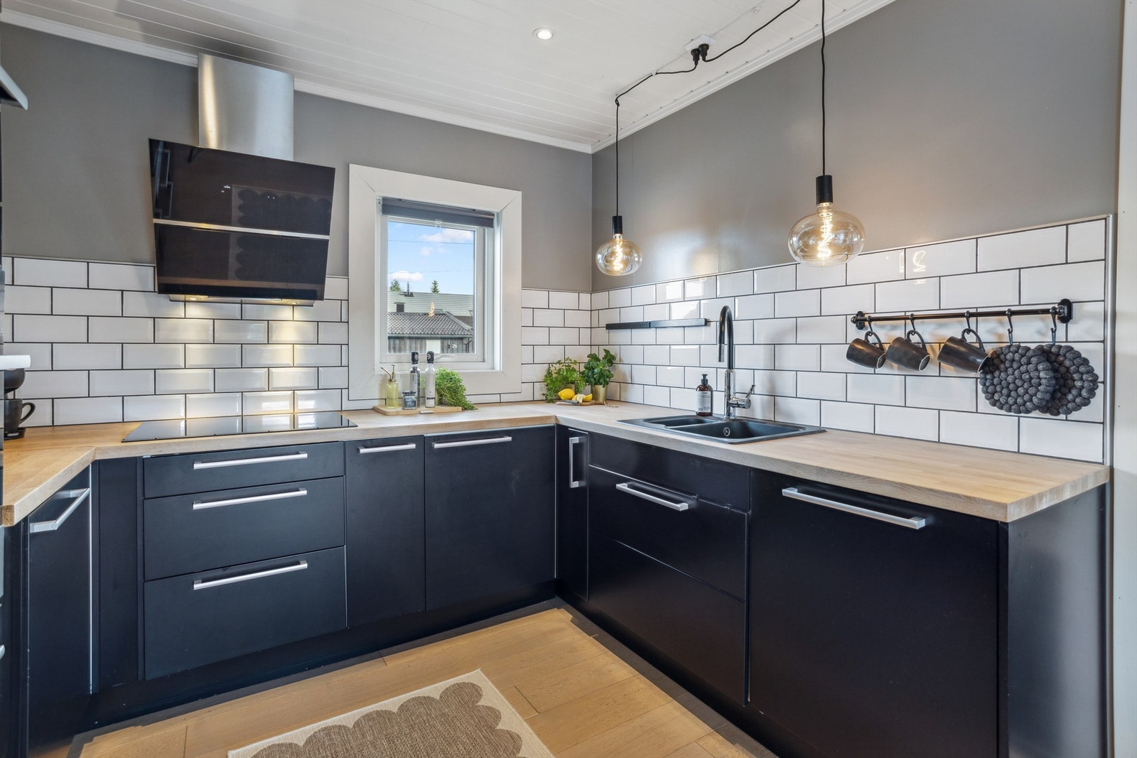 Kjøkkenet har gode arbeidsflater på den rause benken Galleribilde