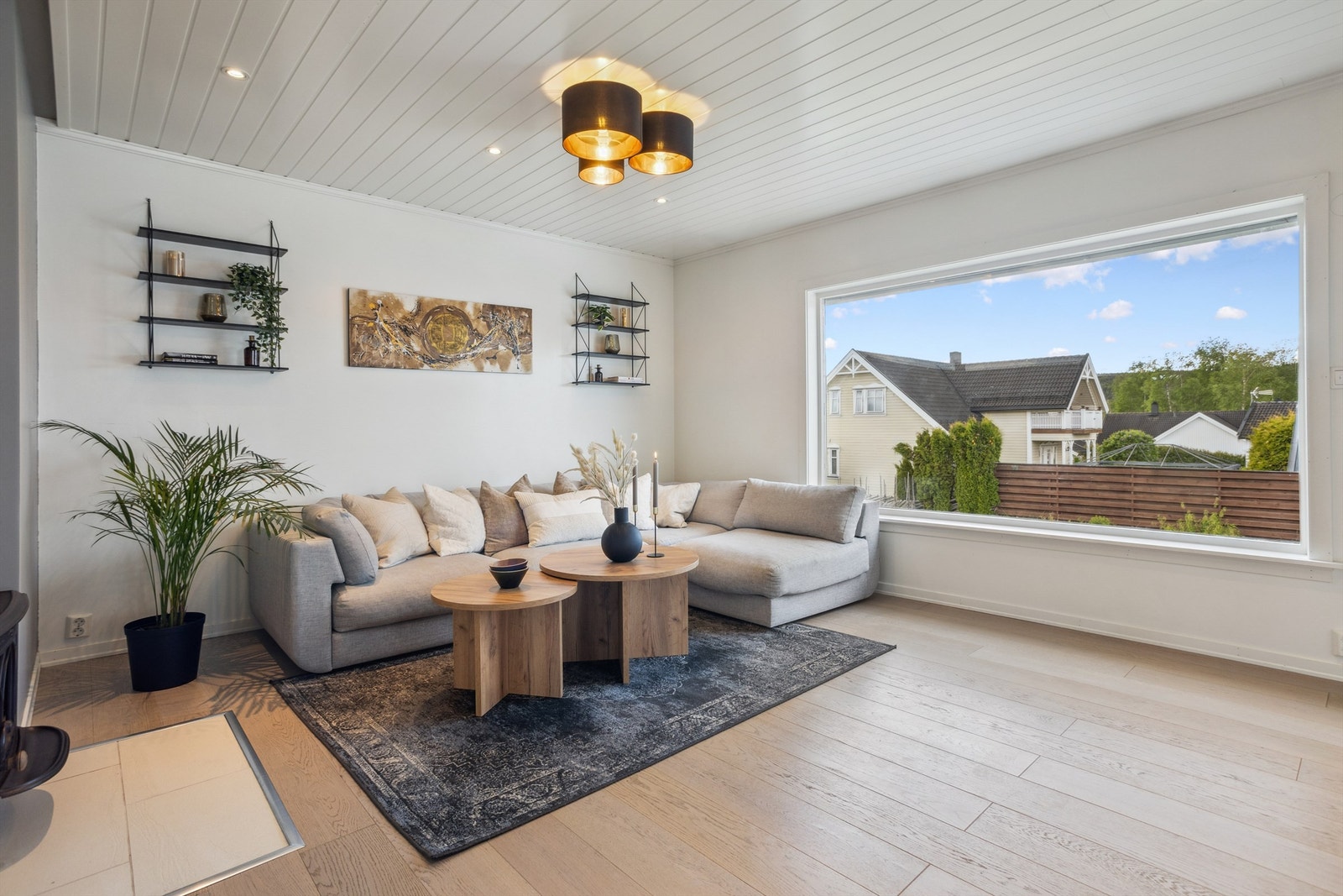 Stua er lys og lun med en fin atmosfære. Stort vindu mot vest med el.drevet utvendig persienne med fjernkontroll Galleribilde