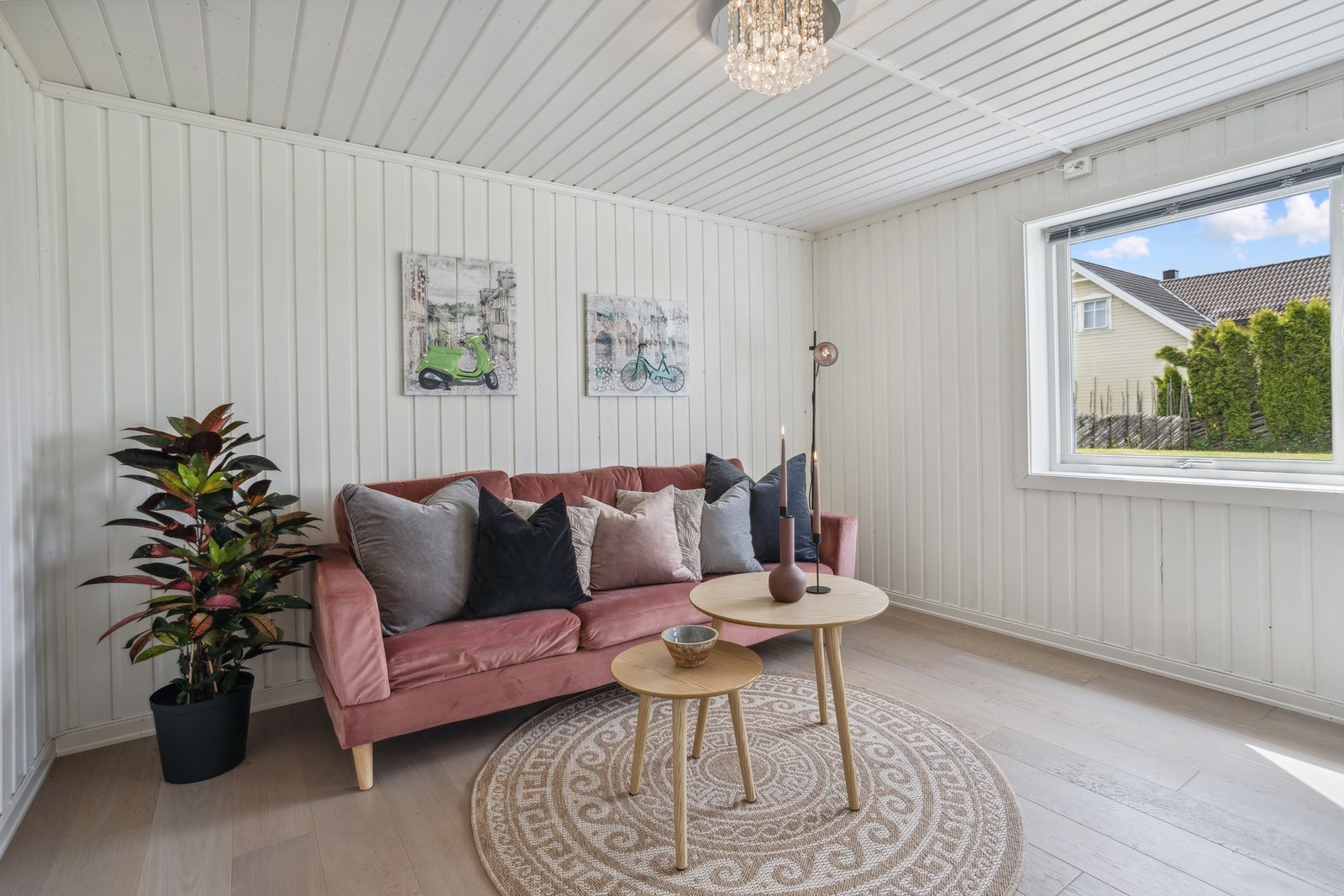 Meget fin stue i sokkeletasjen med store vinduer. Perfekt for tenåringen i huset Galleribilde