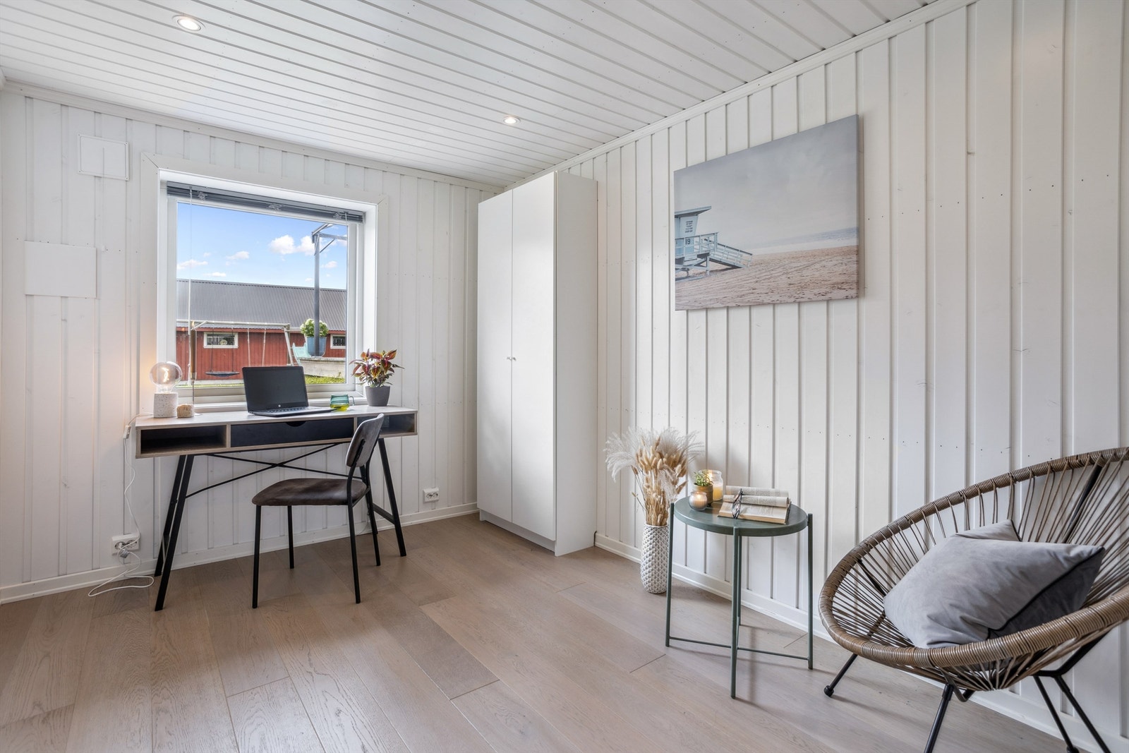 Pent soverom 1 i sokkeletasjen med stort vindu Galleribilde