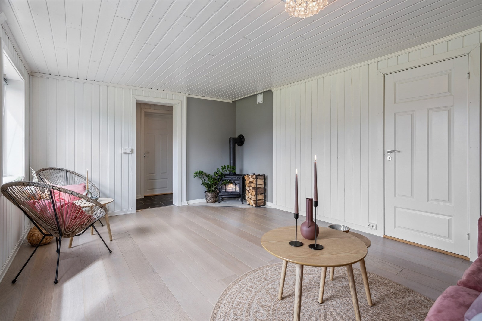 Stue i sokkeletasjen med en praktisk peisovn Galleribilde