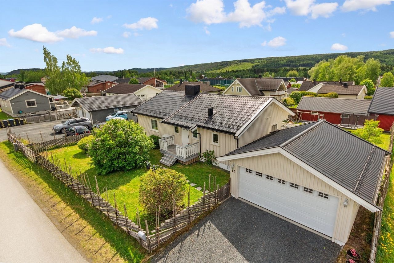 Eiendommen ligger meget fint til på Hanstad med kort gangavstand til skole, barnehage og to matbutikker Galleribilde