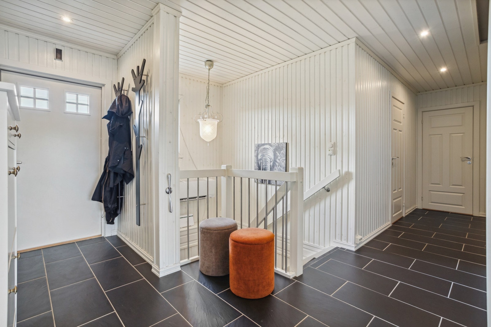 Velkommen inn! Det er gulvvarme i hele gangen samt på badet i hovedetasjen. Downlights i himling i gangen, stue og kjøkken i denne etasjen Galleribilde