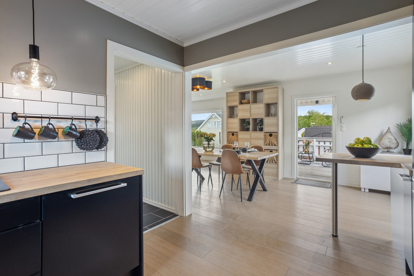 Fra kjøkken mot spisestue/stue og ut på terrassen Galleribilde