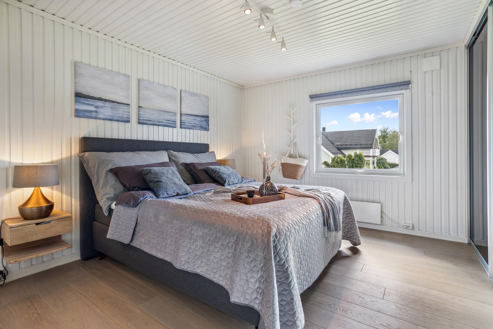 Lekkert hovedsoverom i hovedplanet med walk-in-closet samt en stor skyvedørsgarderobe med speil. El.drevet utvendig persienne med fjernkontroll Galleribilde