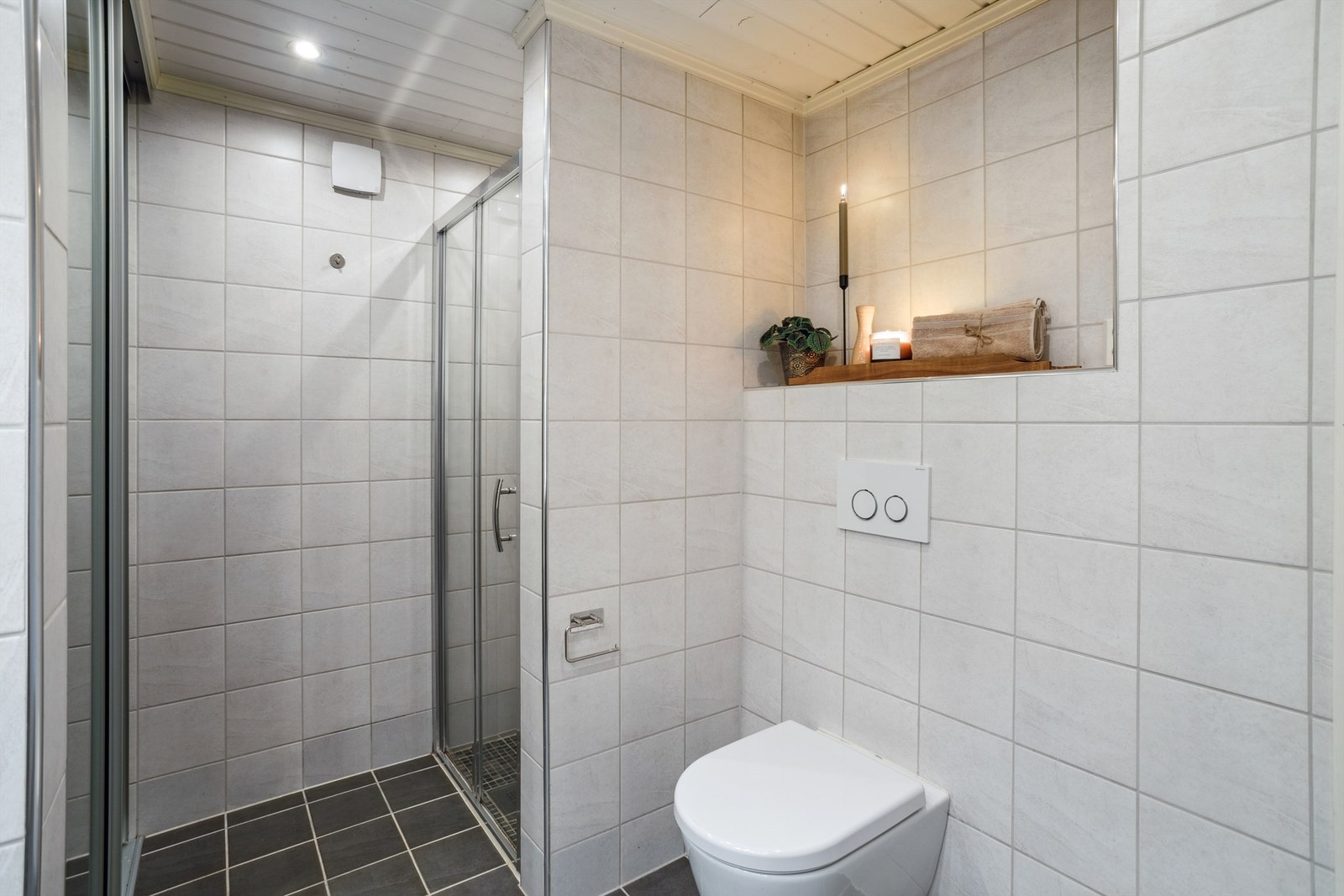 Badet i sokkeletasjen med den fine dusjnisjen i bakkant Galleribilde