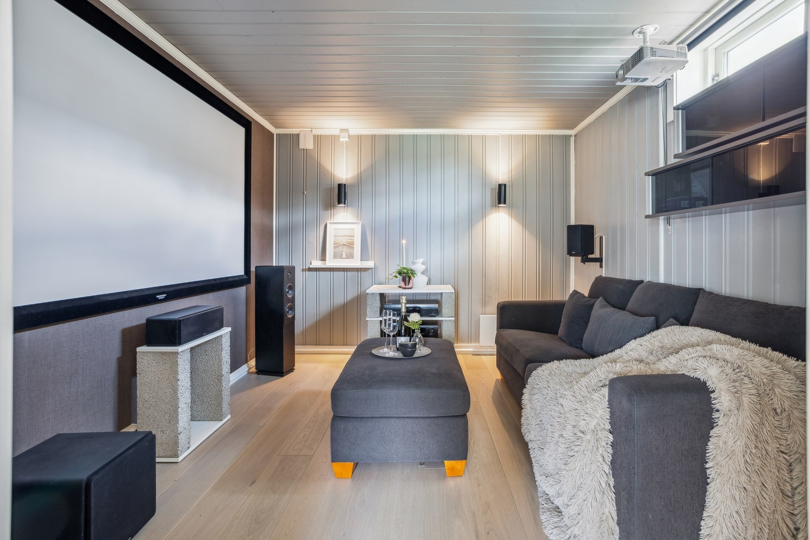 Strålende kinorom innenfor stua i sokkeletasjen. Lerret, høyttalere og projector kan evt medfølge etter nærmere avtale Galleribilde