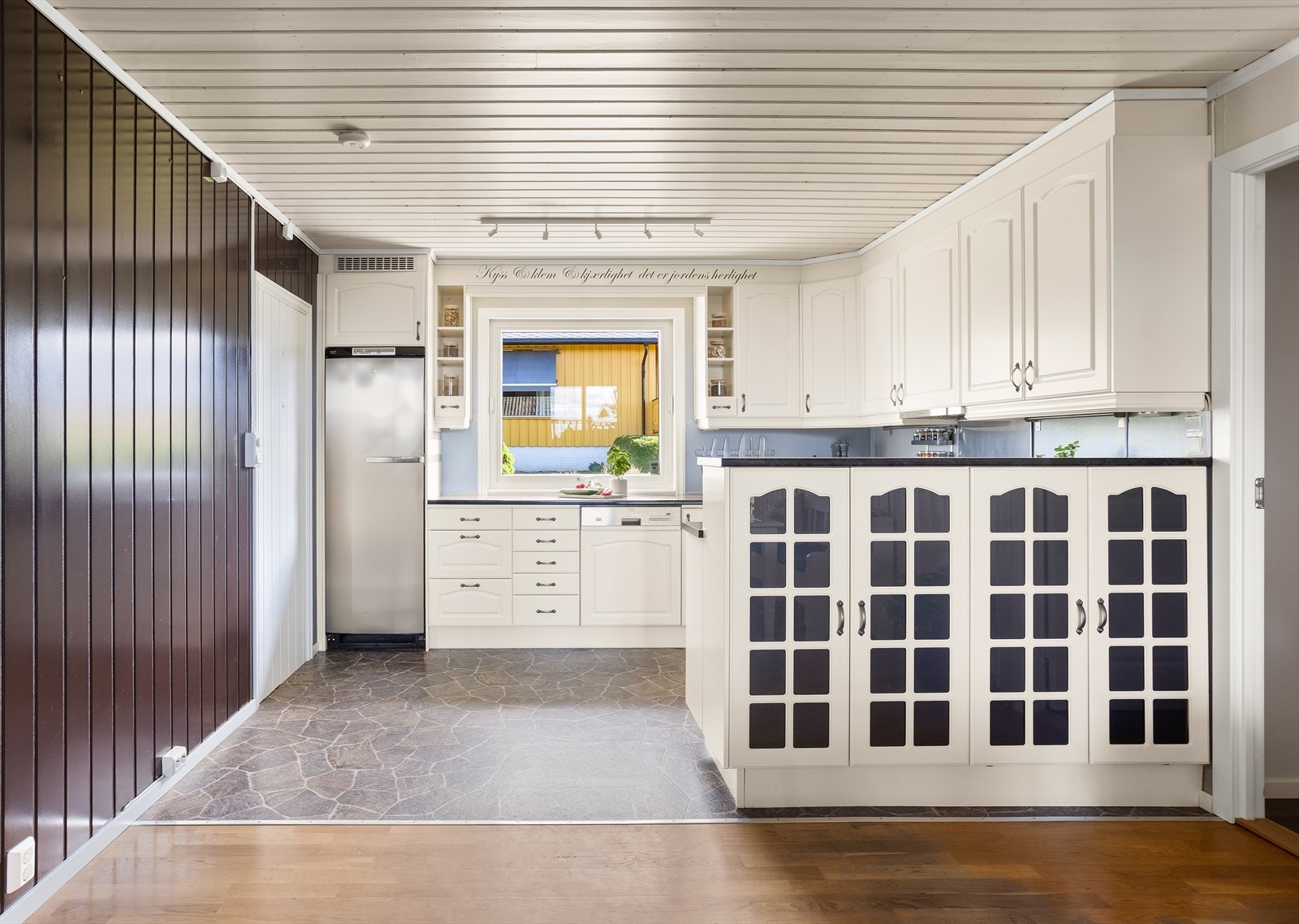 Flott kjøkken fra 2008 med god skap- og benkplass. Galleribilde