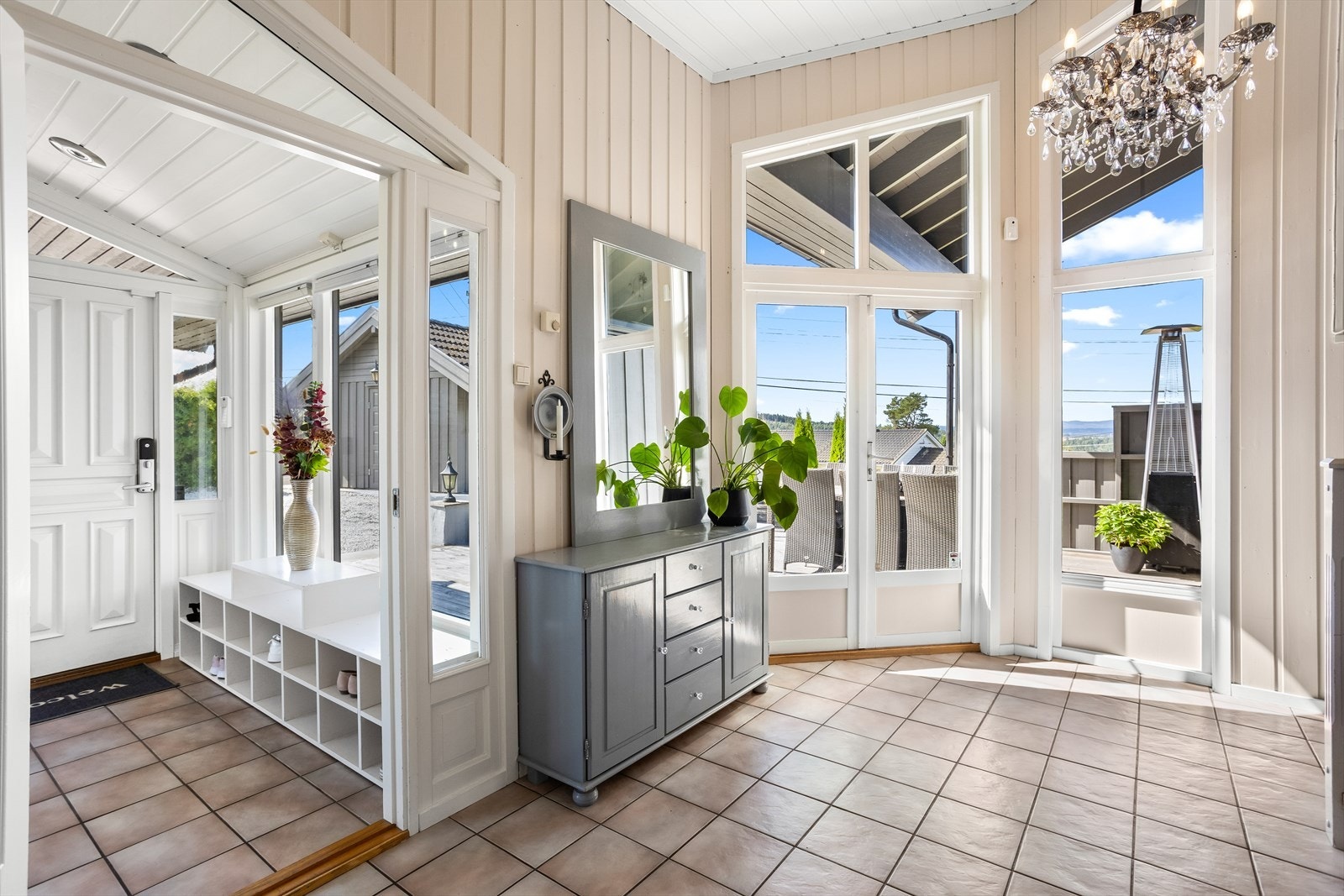 Store vindusflater i hallen skaper en lys og luftig atmosfære. Galleribilde