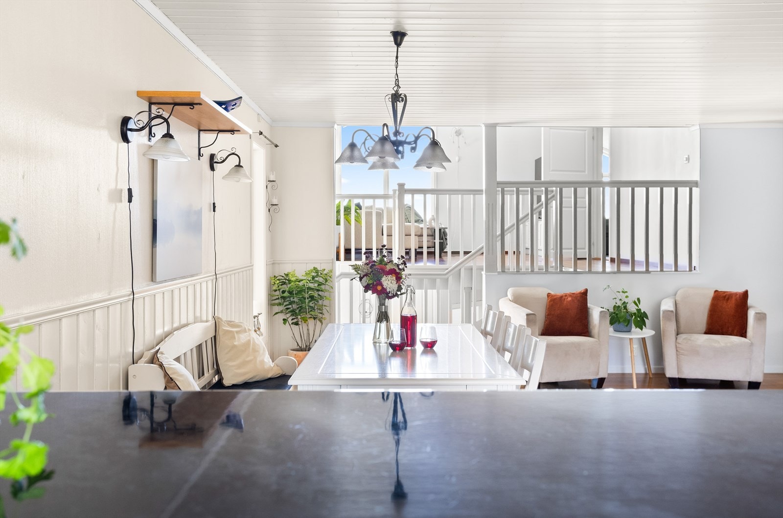 Fra kjøkkenet har man god oversikt over spisestuen og stuen på neste nivå. Galleribilde