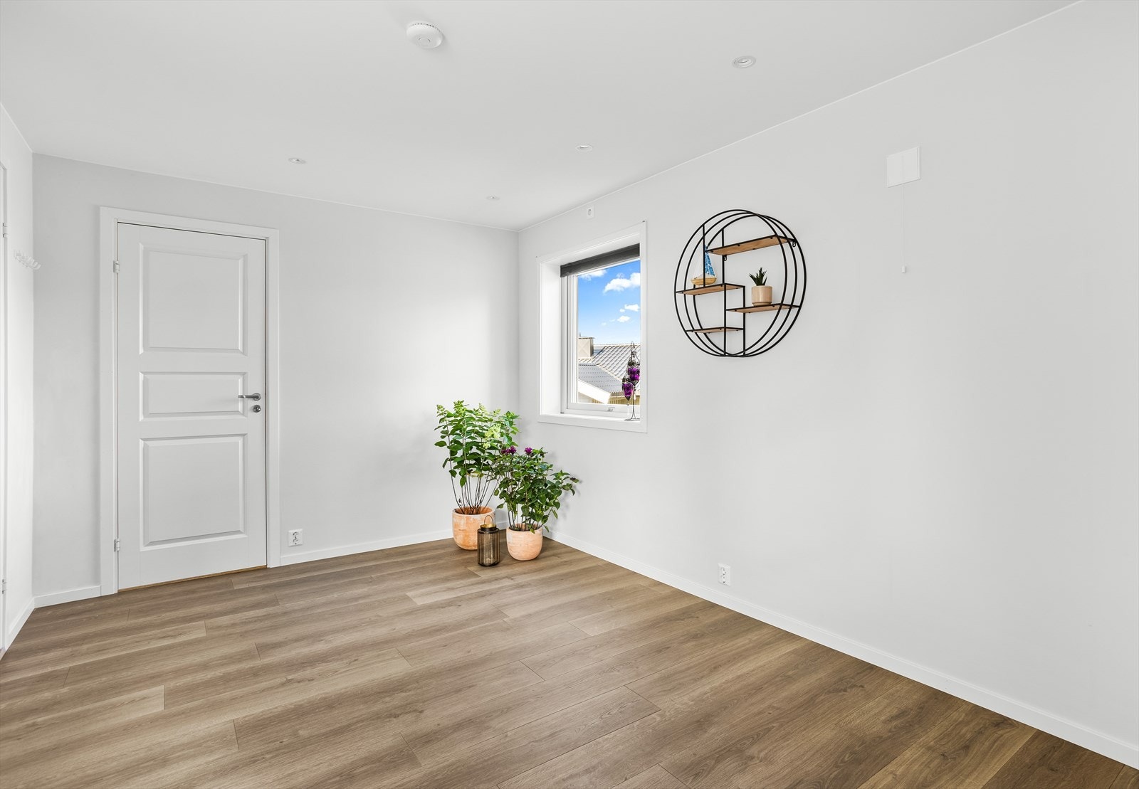 Stuen har plass til sofa og mediemøbler(godkjent som hobbyrom, matbord og vaskerom). Galleribilde