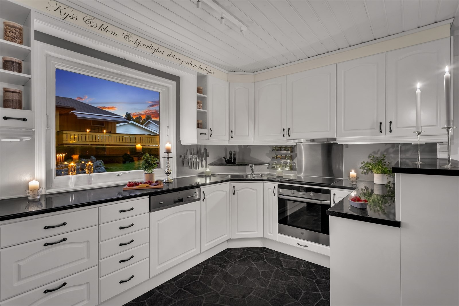 Kjøkkenet har integrerte hvitevarer som nedfelt induksjonstopp, innebygget stekeovn og oppvaskmaskin. Galleribilde