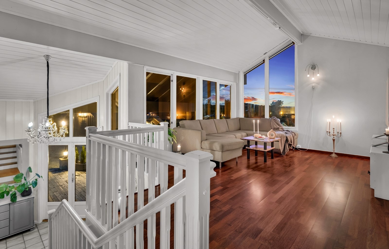 Hyggelig kveldsstemning i stuen. Galleribilde