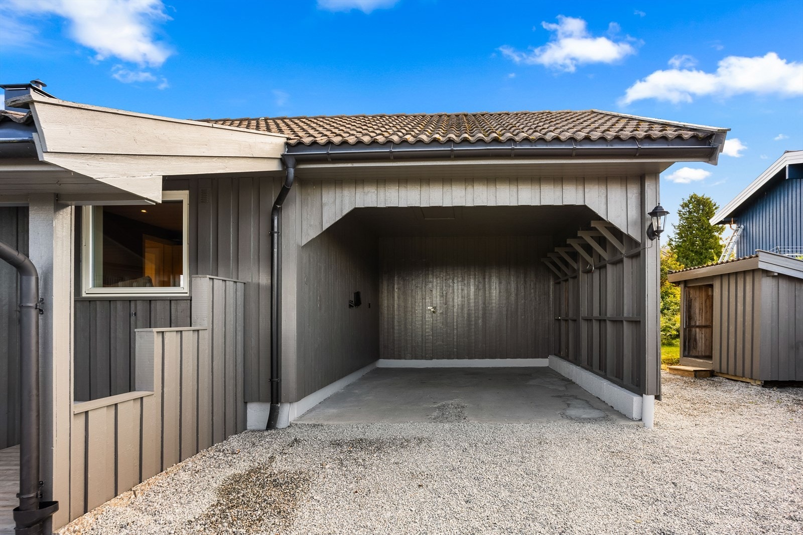 Praktisk carport med tilliggende bod på 6m² for ekstra oppbevaring. Galleribilde