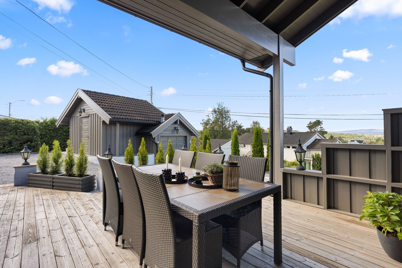 Uteplassen er perfekt for sosiale sammenkomster og hyggelige måltider utendørs. Galleribilde