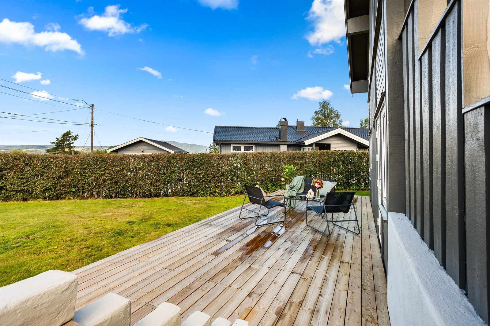 Fra soverommene i underetasjen er det utgang til en vestvendt platting på 31m². Galleribilde