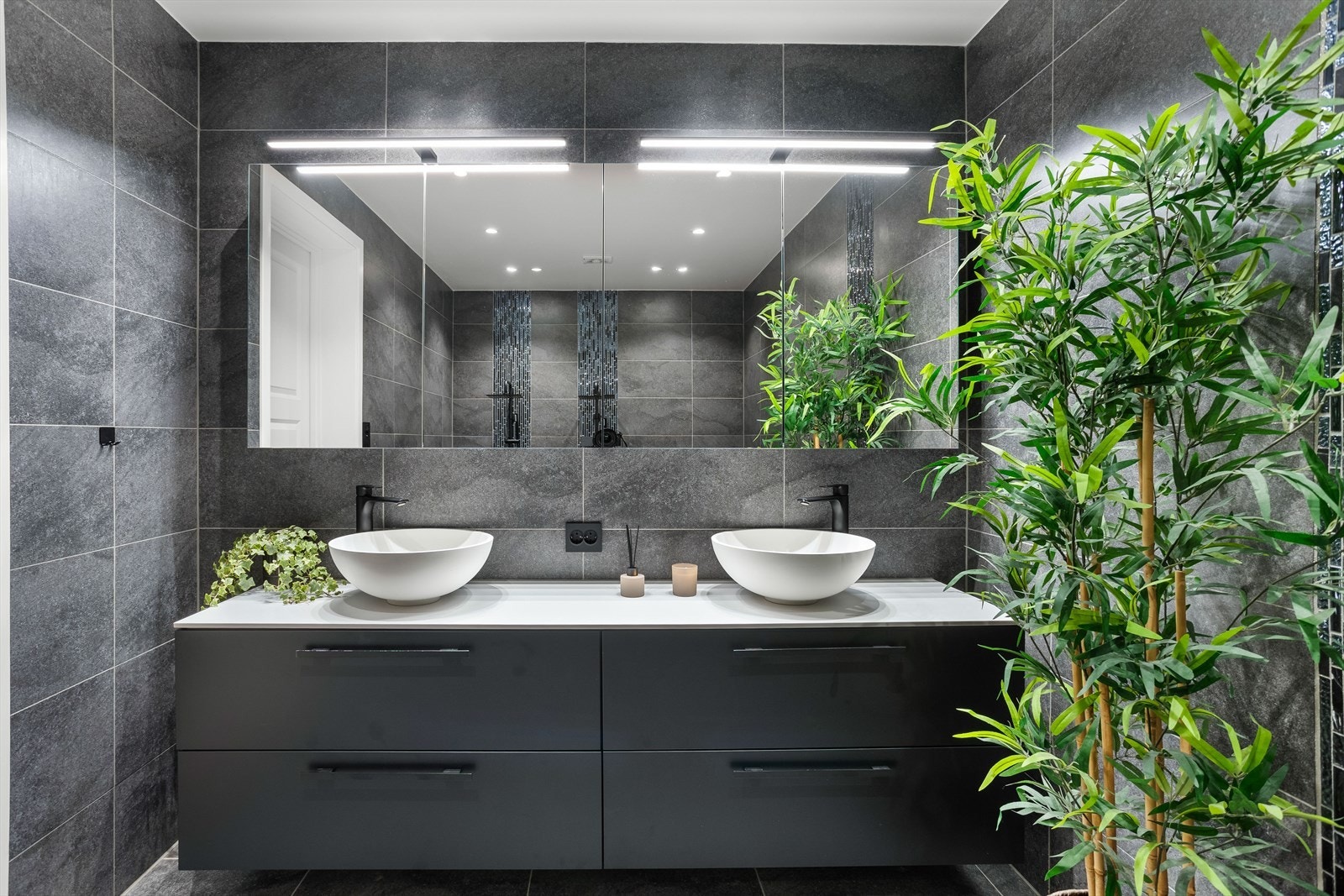 Eksklusivt bad fra 2021 med flislagte overflater, gulvvarme og downlights. Galleribilde