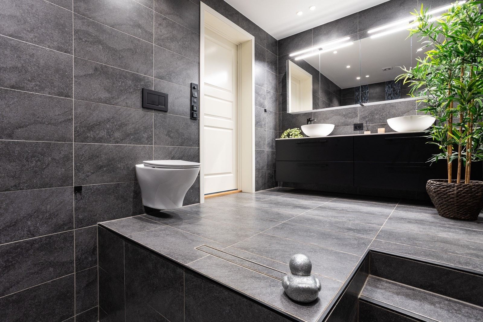 Badet har gjennomførte detaljer og tidsriktige materialvalg. Galleribilde