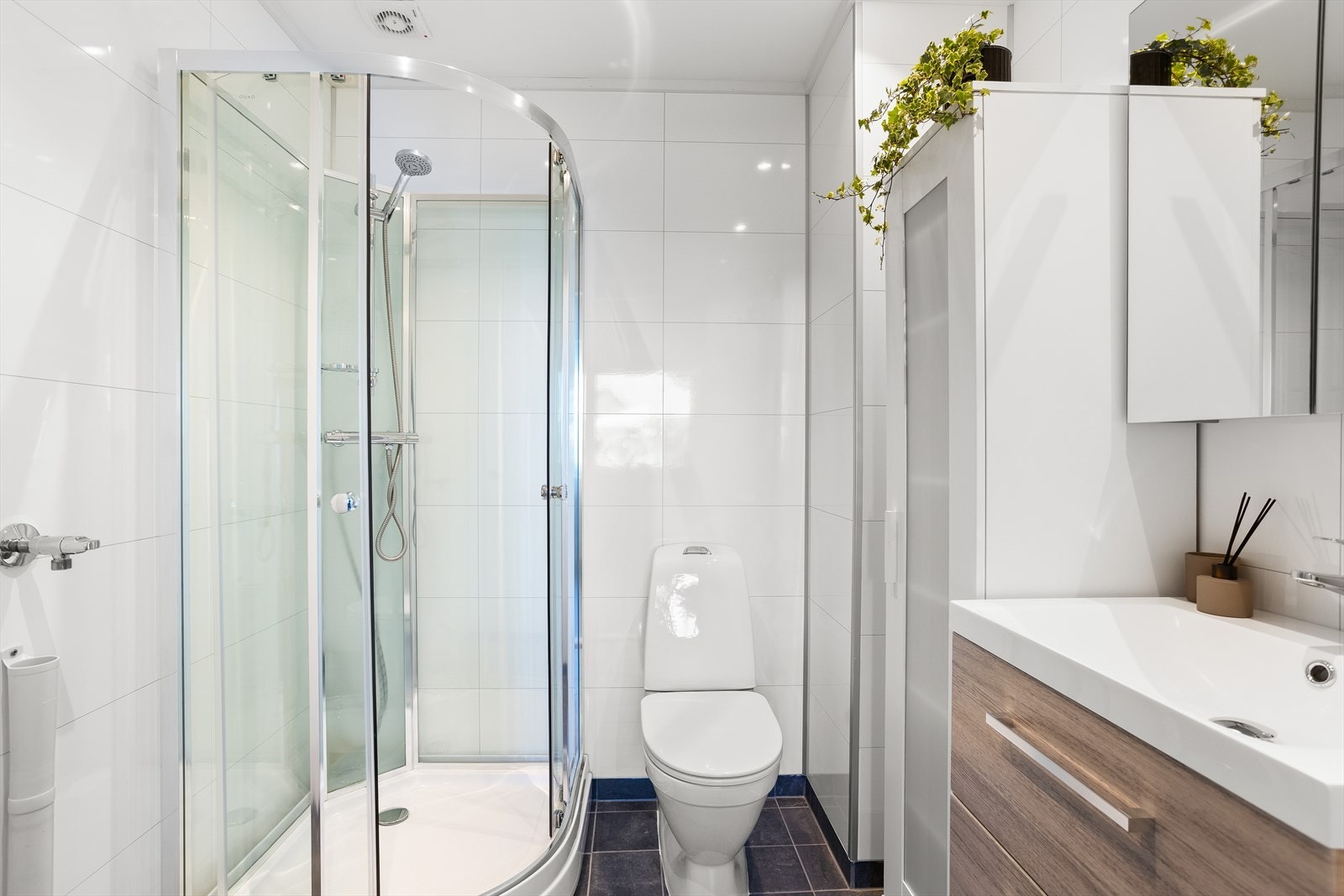 Pent bad fra 2022 med gulvvarme og downlights i himling (godkjent som bod). Galleribilde