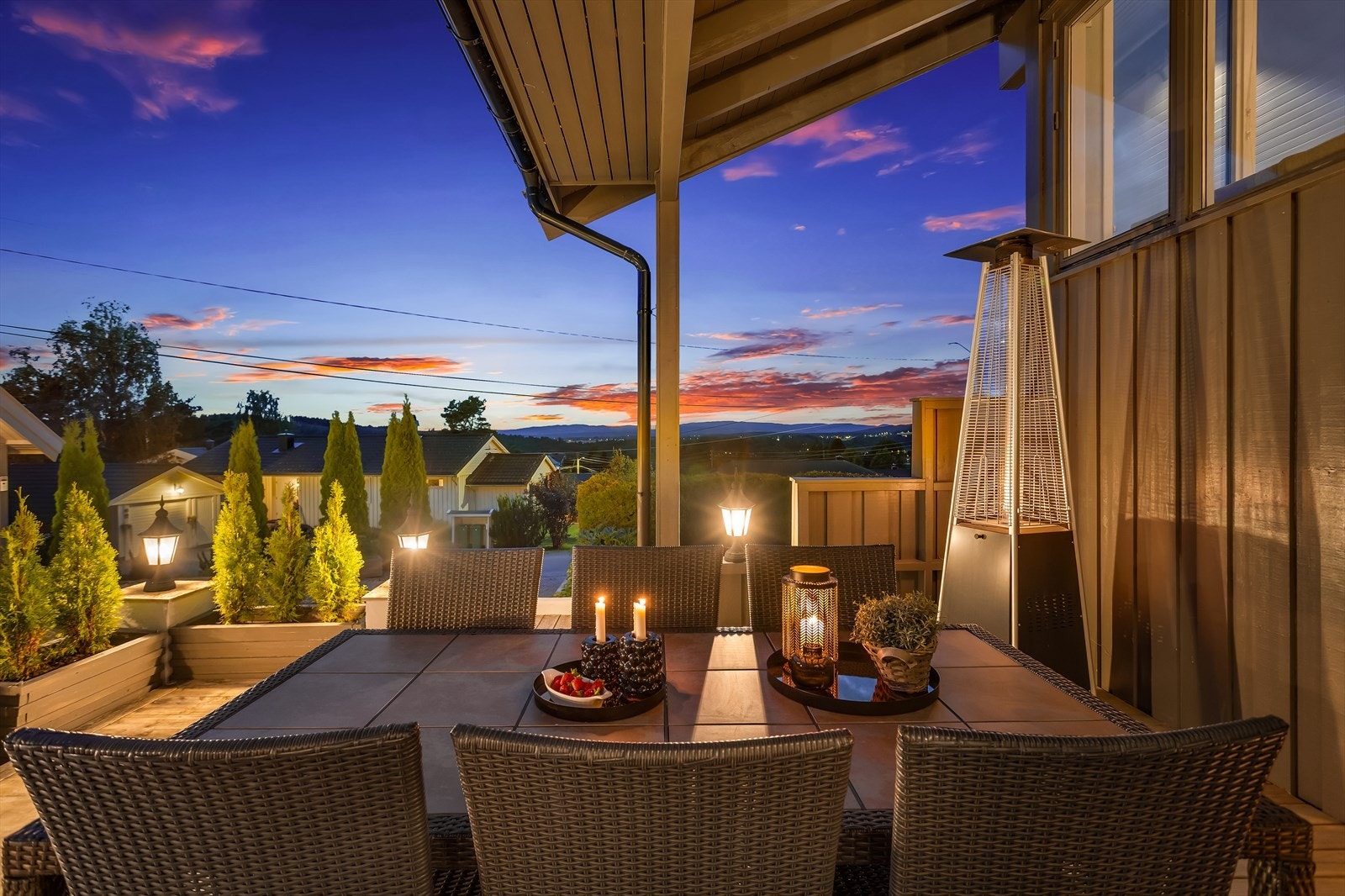 Skap en stemningsfull atmosfære på terrassen under lange sommerkvelder. Galleribilde