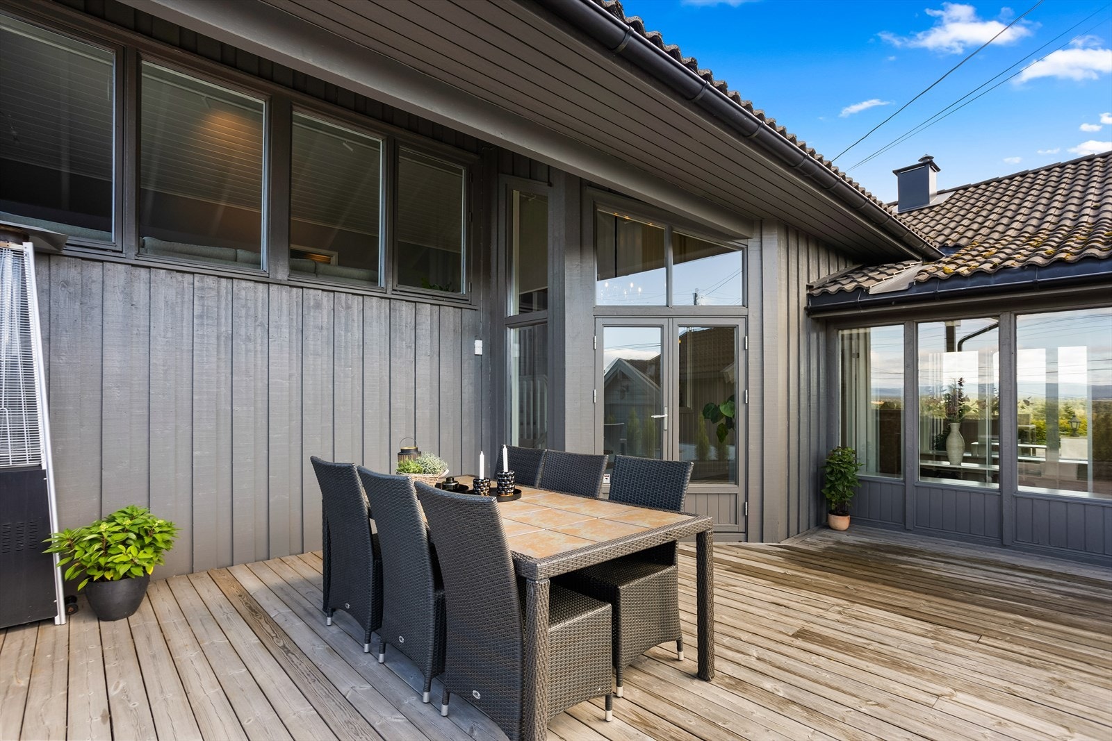 Terrassen har god plass til flere sittegrupper, grill og planter. Galleribilde