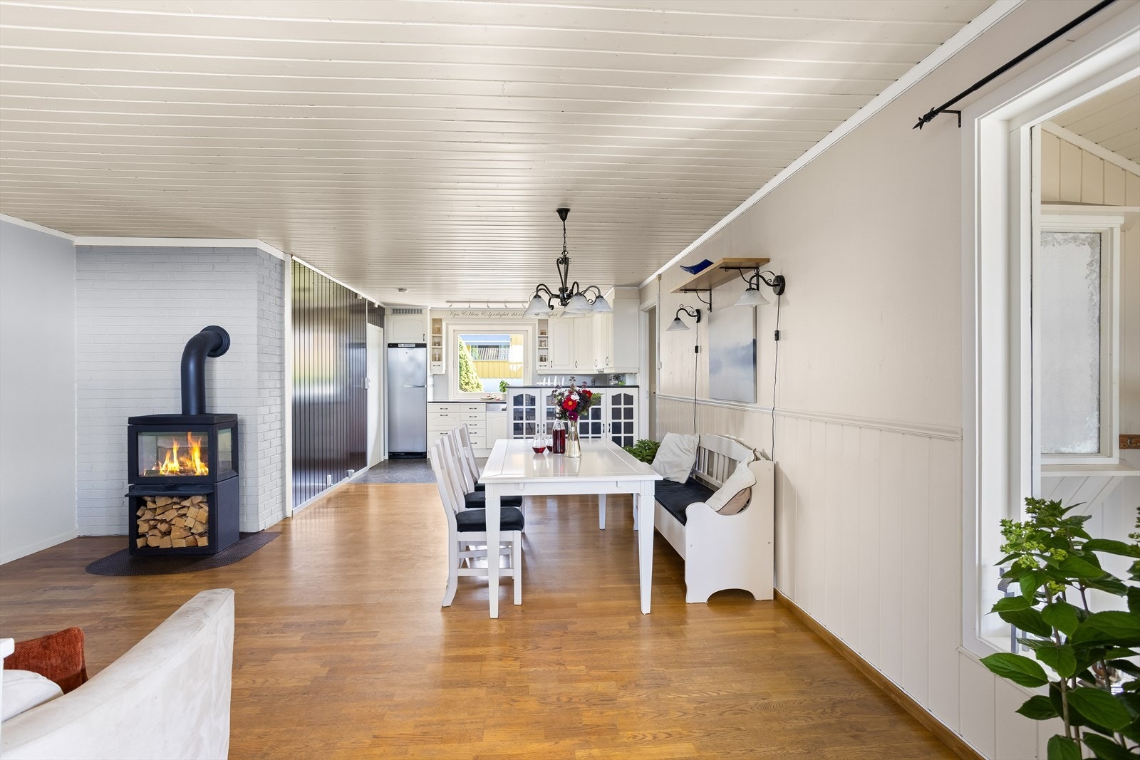 Peisovnen skaper en lun og koselig atmosfære i spisestuen. Galleribilde