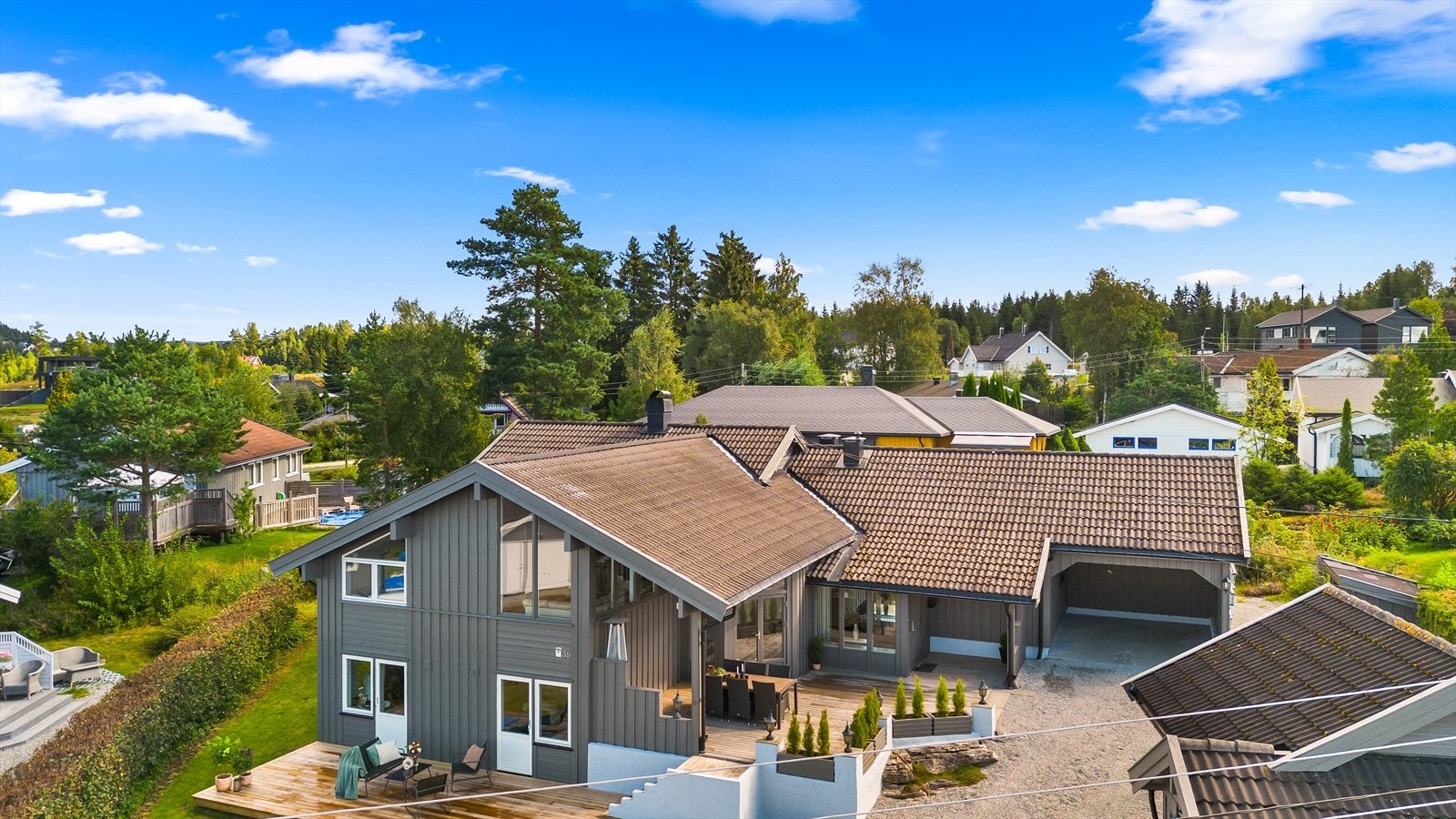 Stor enebolig med flere terrasser på en romslig tomt. Galleribilde