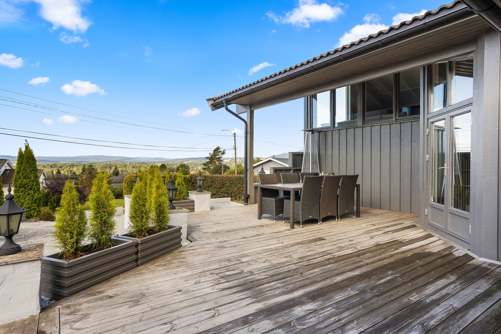 Fra hallen er det utgang til en sydvestvendt terrasse på 37m². Galleribilde