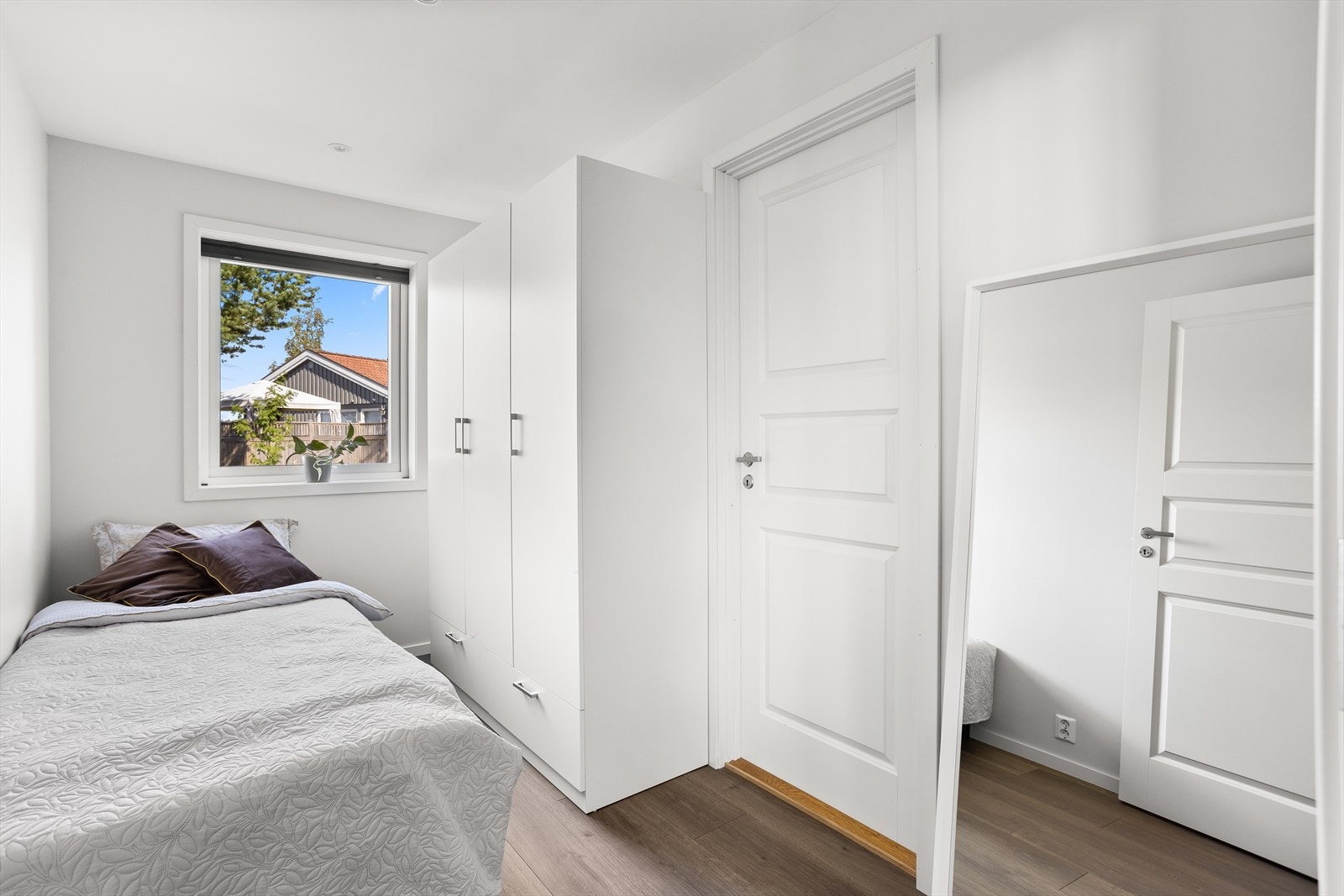 Her er det plass til seng, nattbord og garderobeløsning. Galleribilde