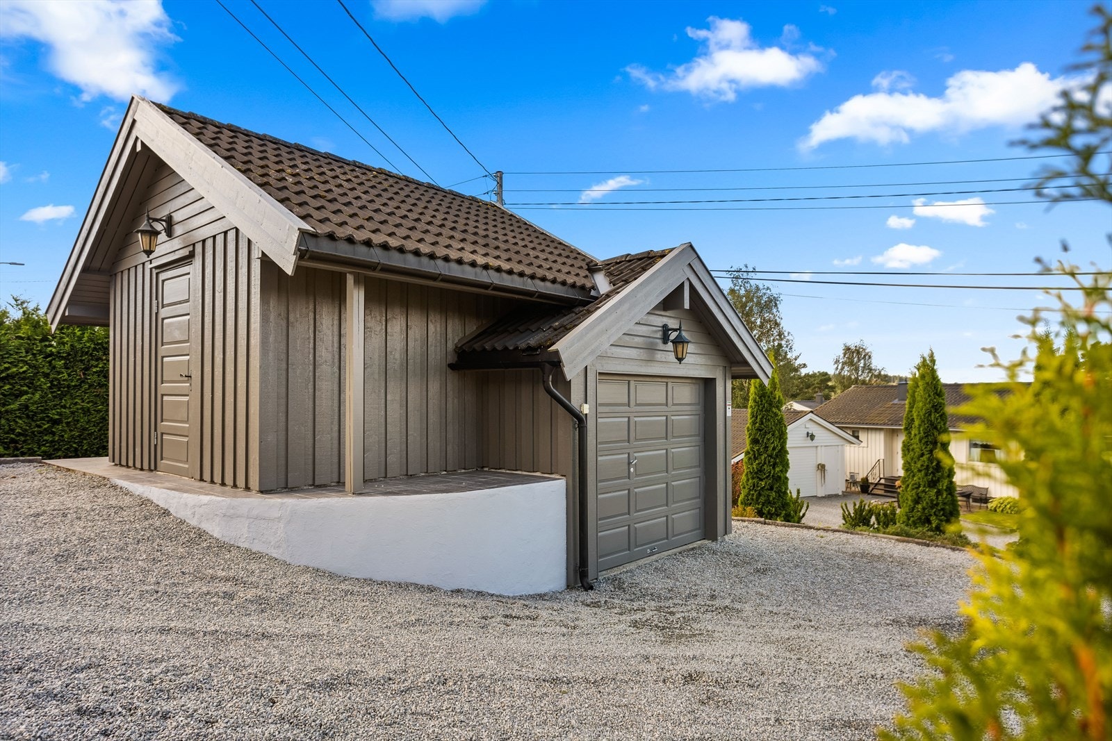 Stor, frittstående garasje med bod. Galleribilde