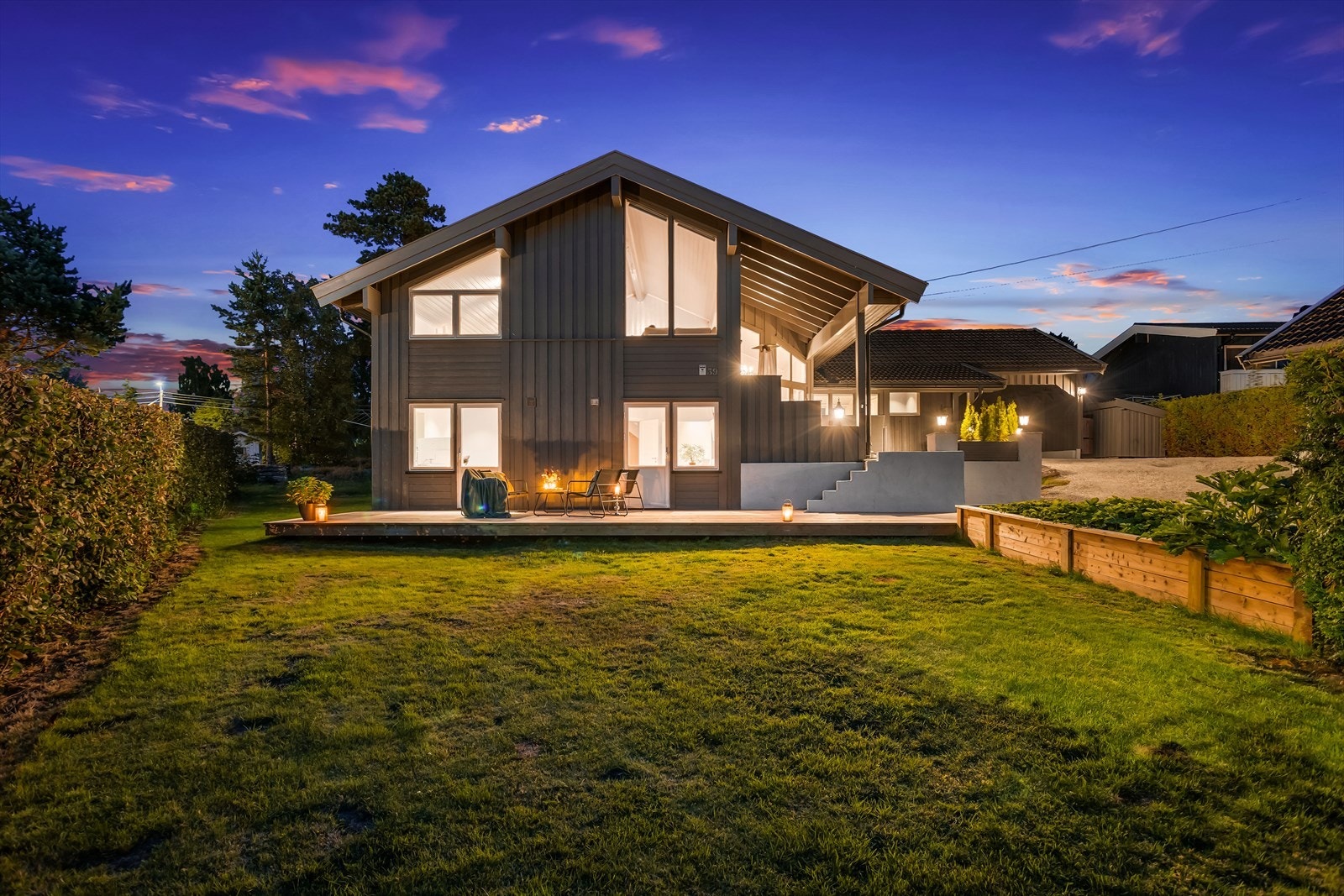 Dette er en lekker og innholdsrik enebolig beliggende i et barnevennlig og etablert boligområde. Galleribilde