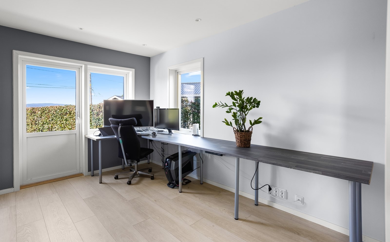 Rommene lar seg enkelt møblere med seng, nattbord og garderobeløsning. Galleribilde