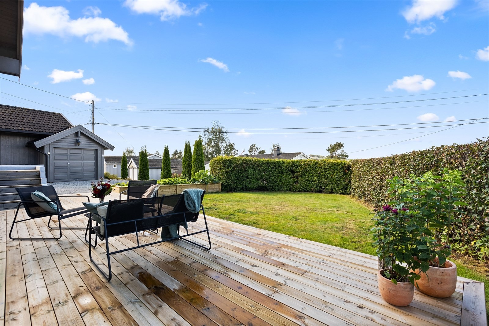 Flott hage og platting gir rikelig med plass for lek og aktivitet. Galleribilde